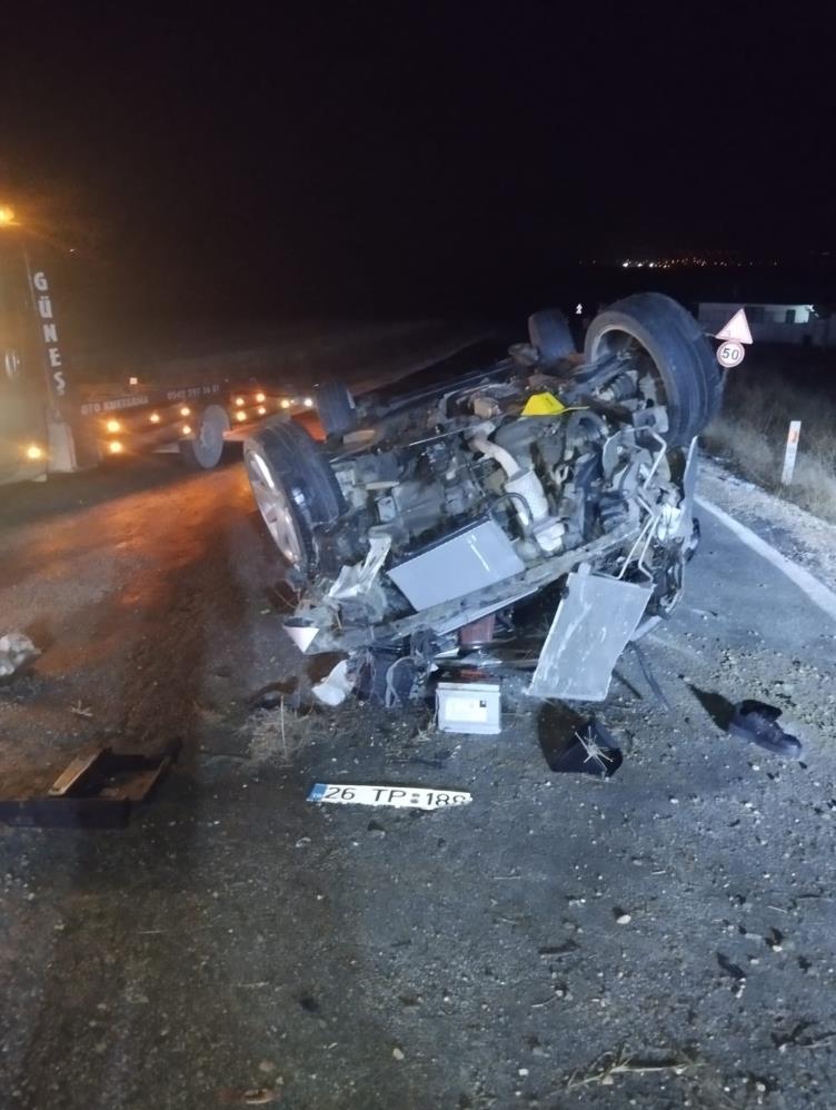 Eskişehir'de bariyerlere çarpan otomobildeki 1 kişi öldü 3 kişi yaralandı-1