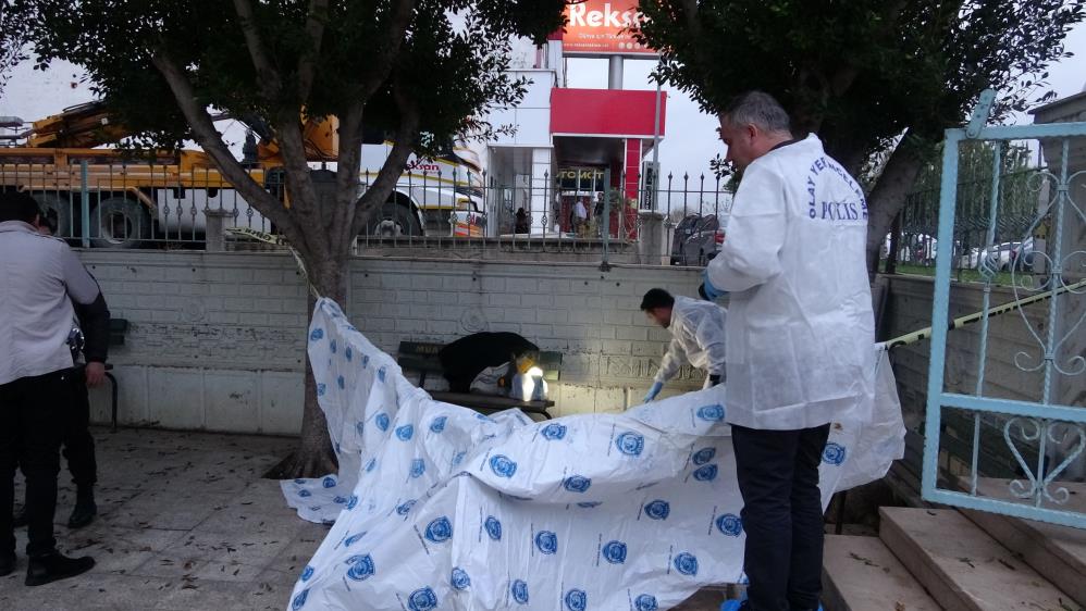 Antalya'da bir kişi cami avlusunda ölü bulundu