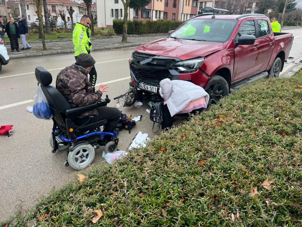 PiKAP ELEKTRiKLi MOTOSiKLETE ÇARPTI 1 KiŞi HAYATINI KAYBETT