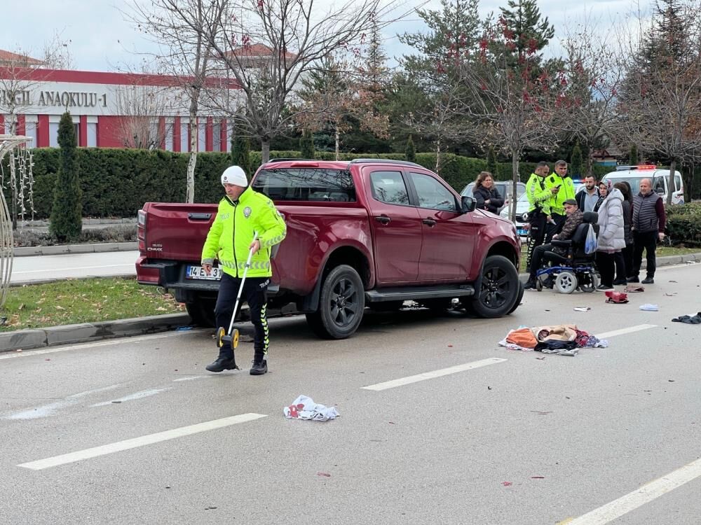 PiKAP ELEKTRiKLi MOTOSiKLETE ÇARPTI 1 KiŞi HAYATINI KAYBETT