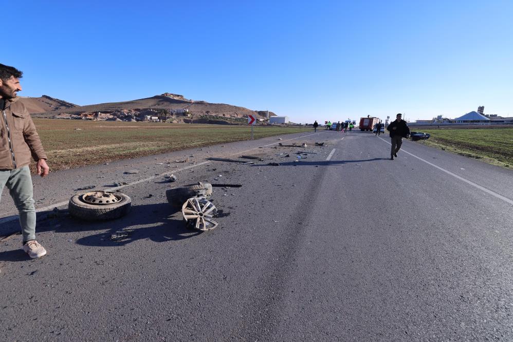 Mardin'de öğretmen servisi ile otomobil çarpıştı: 12 yaralı