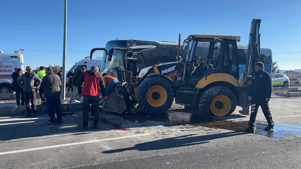 Nevşehir'de otobüs ile iş makinesi kafa kafaya çarpıştı: 1'i ağır 6 yaralı