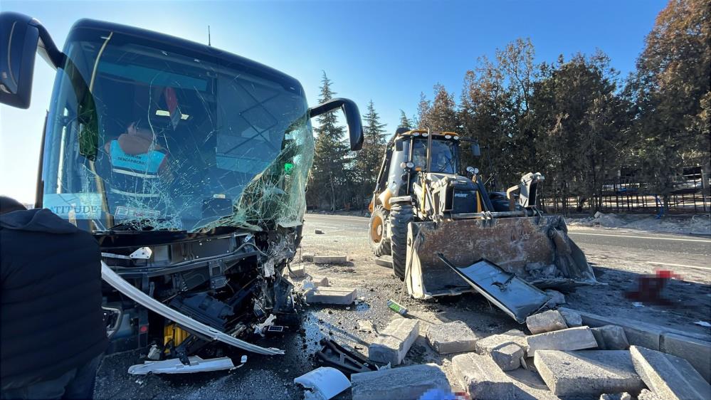 Nevşehir'de otobüs ile iş makinesi kafa kafaya çarpıştı: 1'i ağır 6 yaralı