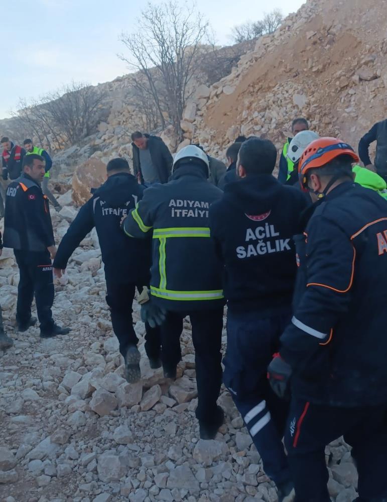 Adıyaman'da hafriyat kamyonu devrildi: Sürücü hayatını kaybetti!