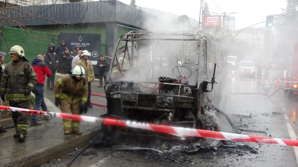 İstanbul'da minibüs alevlere teslim oldu!