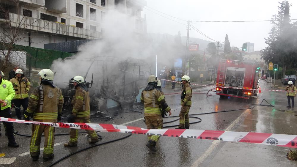 İstanbul'da minibüs alevlere teslim oldu!