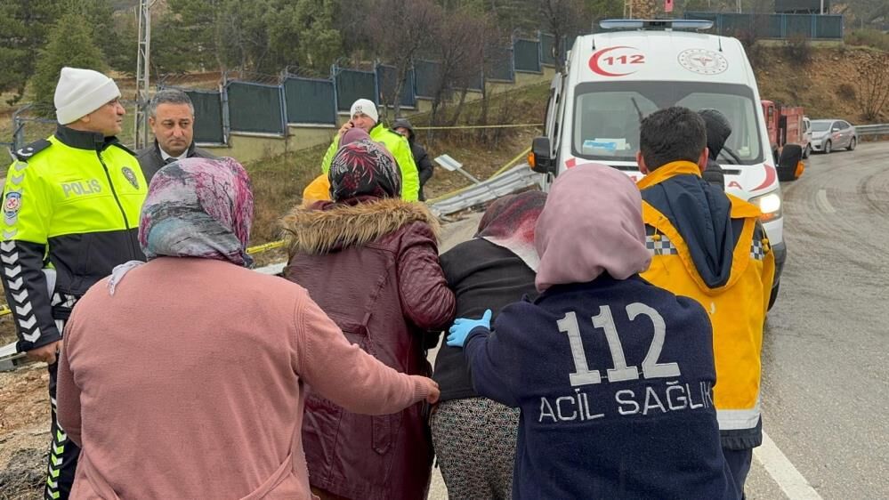 Isparta'da yağmur nedeniyle kayganlaşan yol kazaya sebep oldu: 1 ölü 24 yaralı