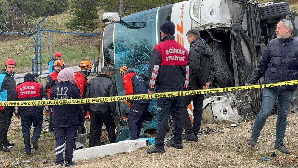 Isparta'da yağmur nedeniyle kayganlaşan yol kazaya sebep oldu: 1 ölü 24 yaralı