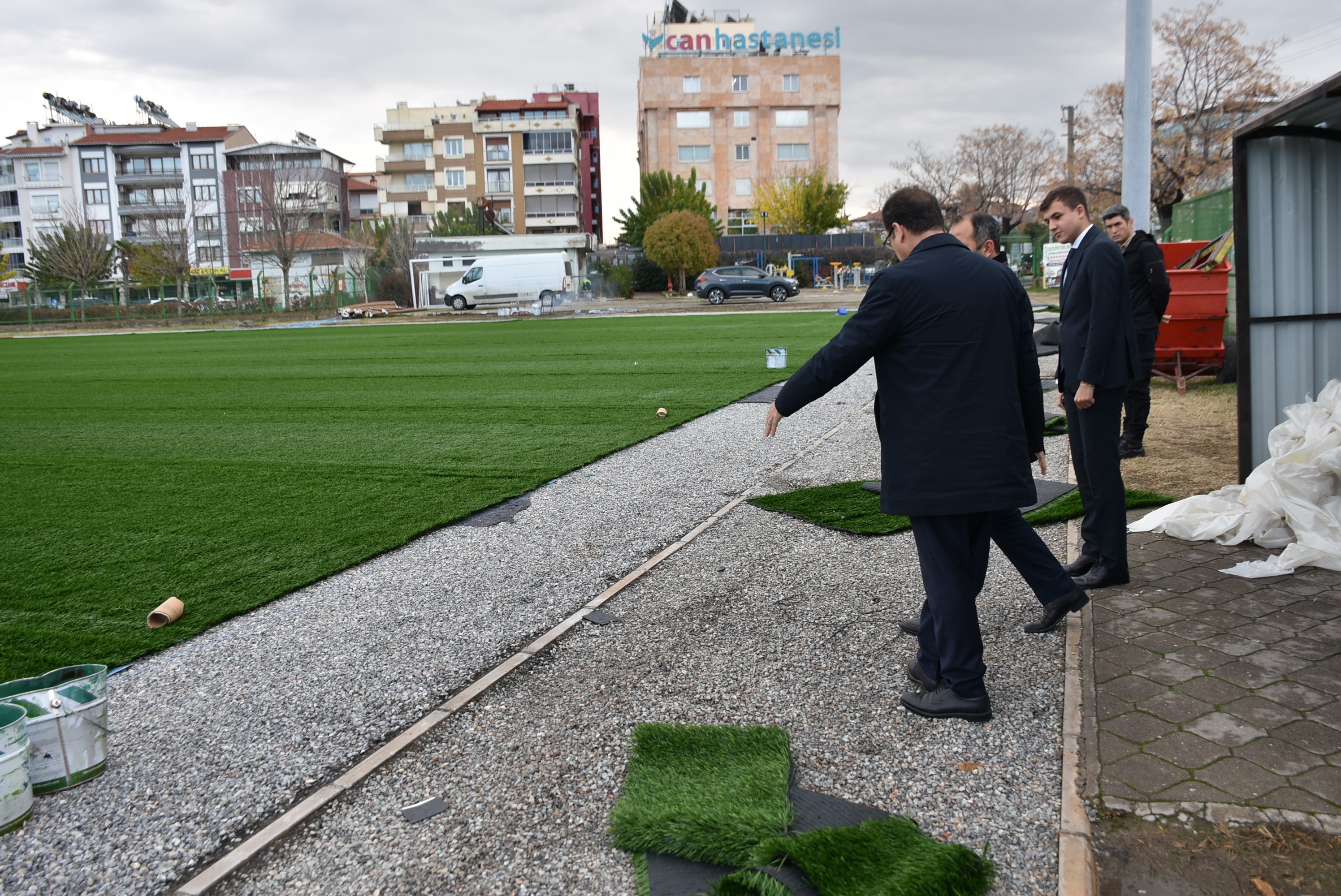 Salihli Kaymakamı futbol stadının yenileme işlemlerini yerinde inceledi-3