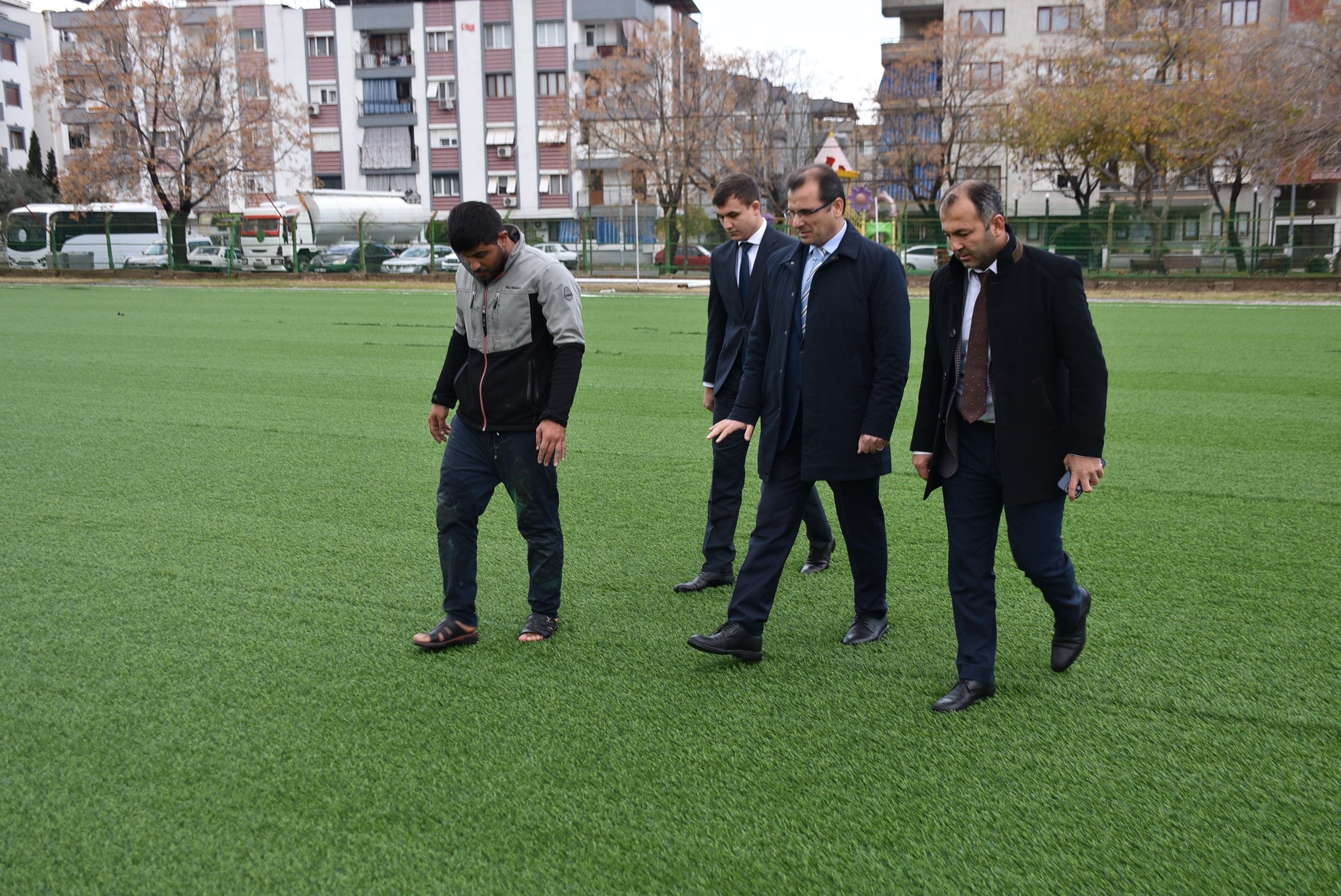 Salihli Kaymakamı futbol stadının yenileme işlemlerini yerinde inceledi-2