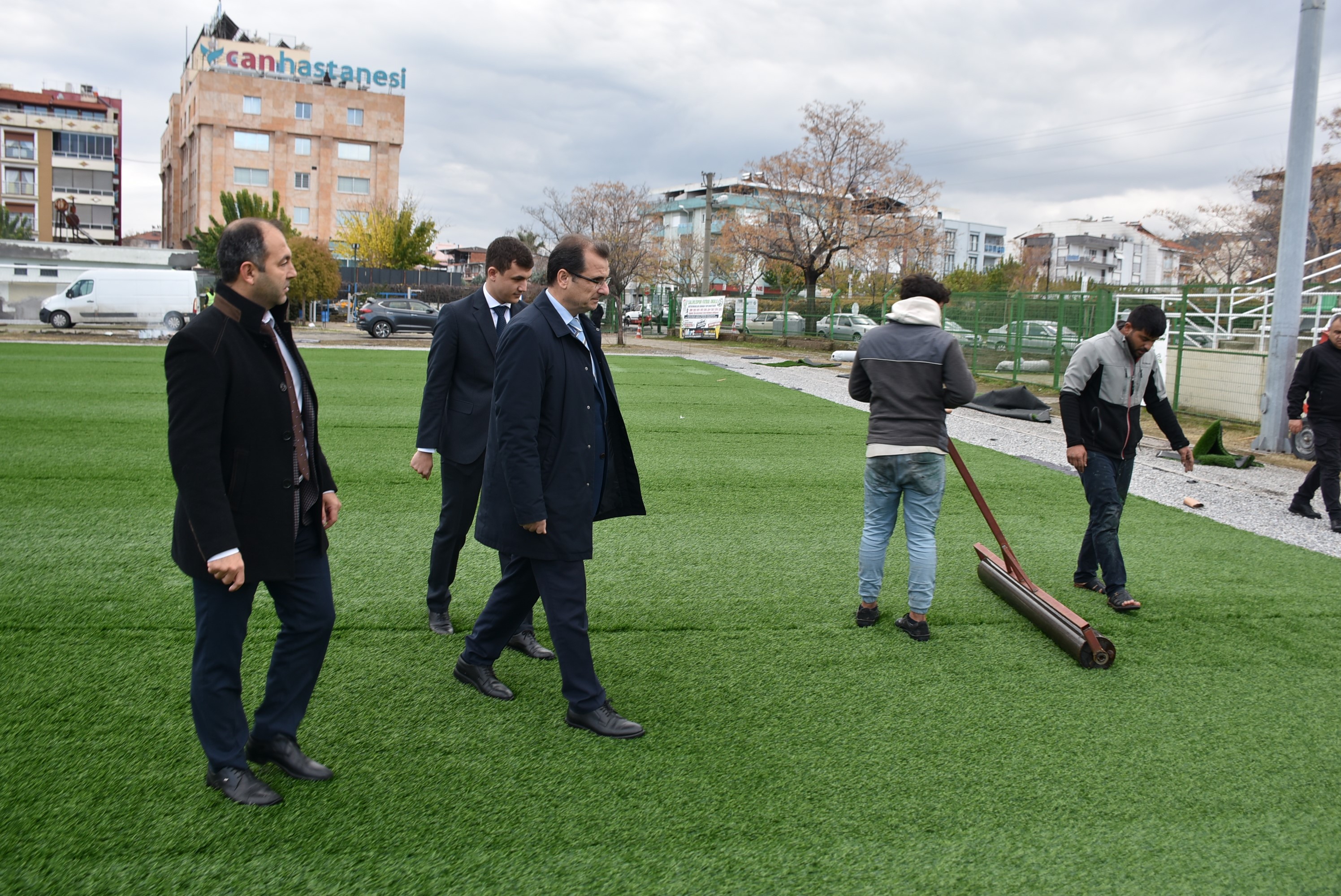 Salihli Kaymakamı futbol stadının yenileme işlemlerini yerinde inceledi-1