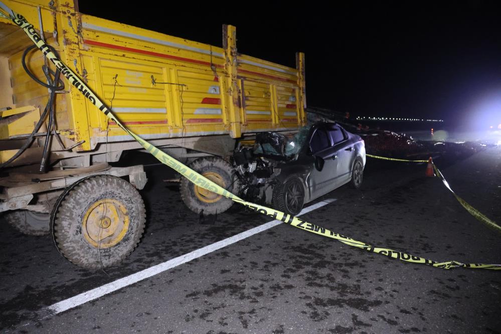 Konya'da otomobil traktörün römorkuna çarptı: 1 ölü