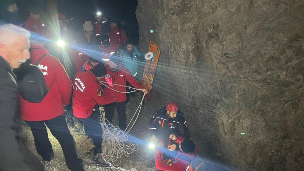 Hakkari'de metrelerce yükseklikten düşen adam ölü bulundu