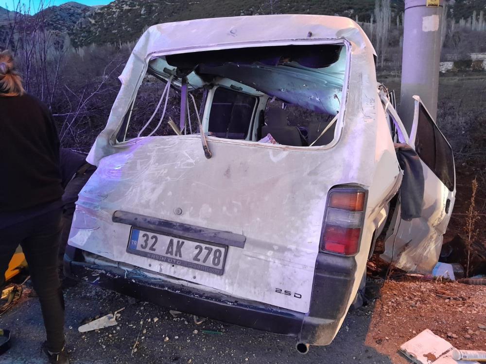 Burdur'da minibüs şarampole düştü: 1 ölü 3 yaralı