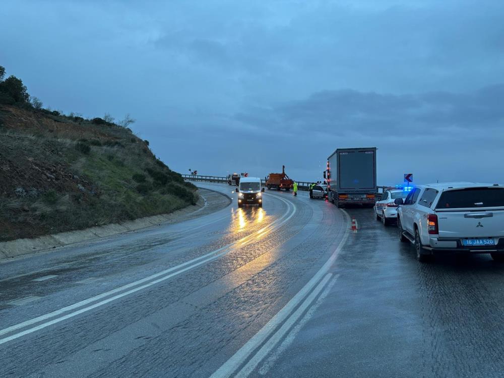 Bursa'da tır karşı şeritten gelen otomobille çarpıştı! 1 ölü 2 yaralı