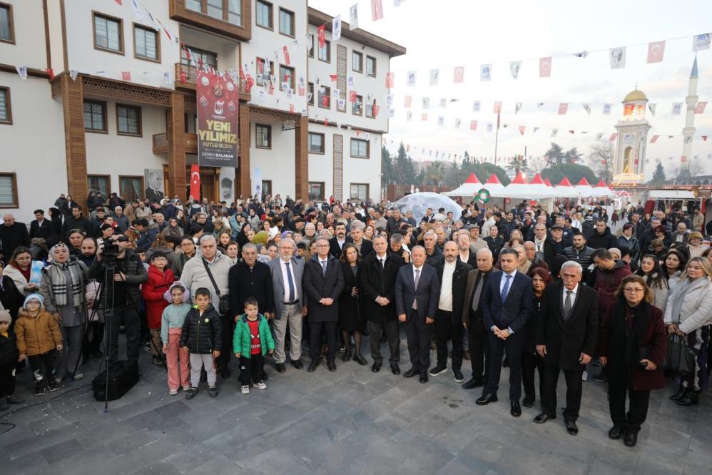 Yunusemre'de yeni yıl çarşısı ziyaretçilerinin ağırlıyor!