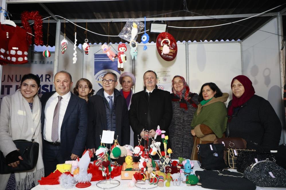 Yunusemre'de yeni yıl çarşısı ziyaretçilerinin ağırlıyor!-1