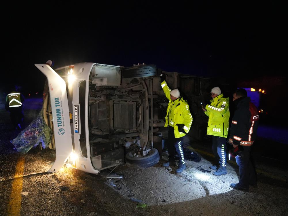 Kastamonu'da minibüs devrildi: 1 ölü 23 yaralı