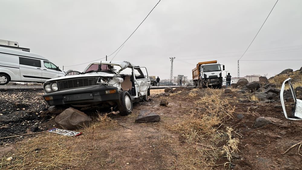 Şanlıurfa'da otomobil ile kamyonun çarpıştığı kazada 1 kişi öldü, 3 kişi yaralandı-1