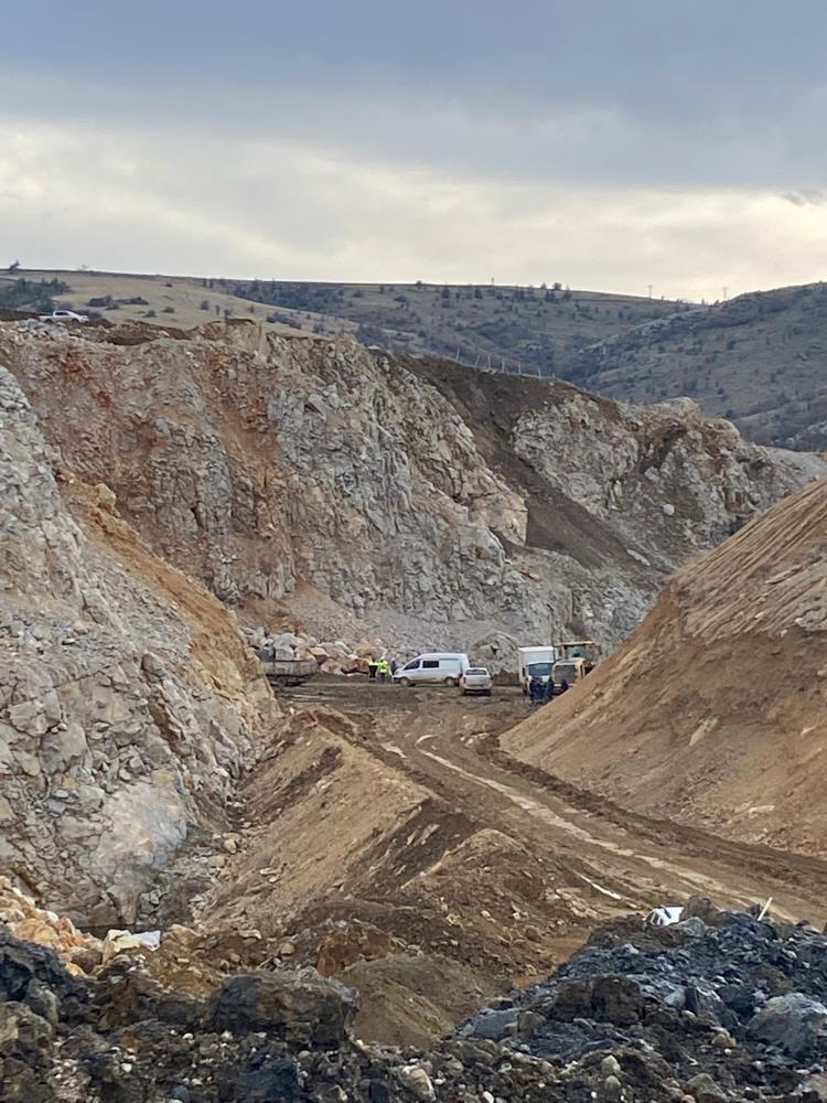 Ankara'da iş makinesinin altında kalan işçi can verdi!-1