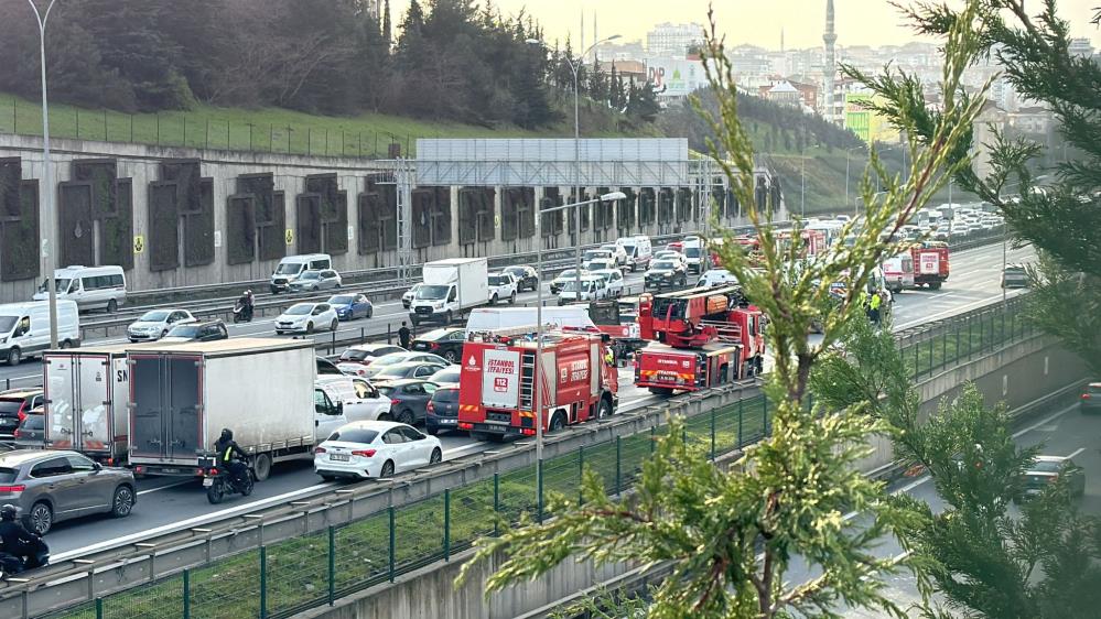 İstanbul'da öğrenci servisi kaza yaptı: 10 yaralı