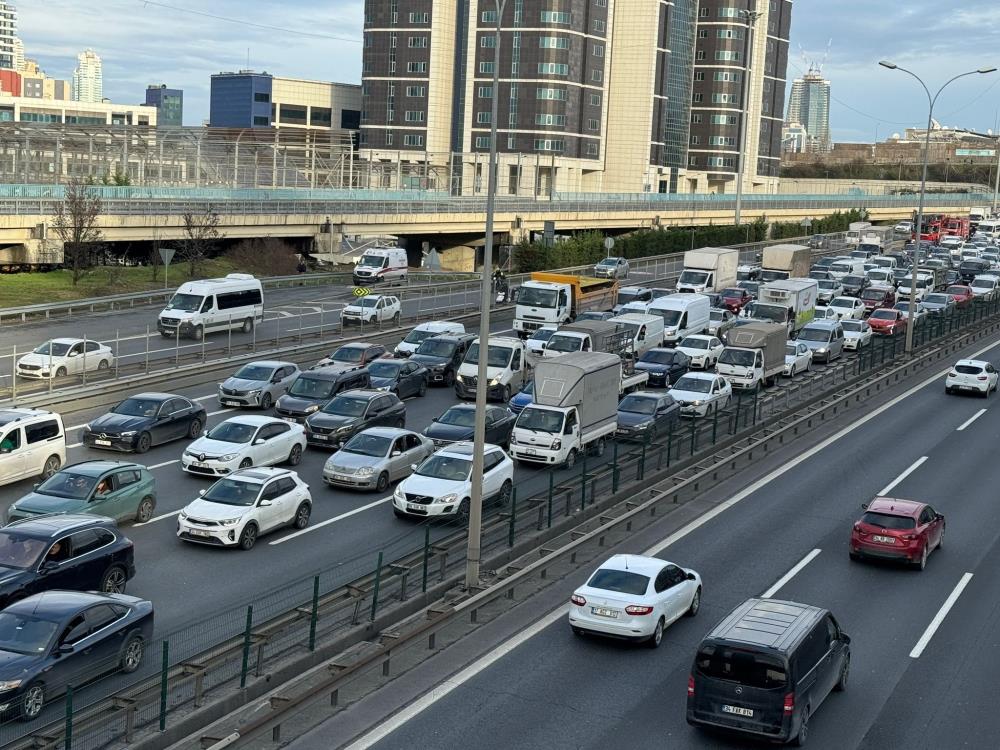 İstanbul'da öğrenci servisi kaza yaptı: 10 yaralı