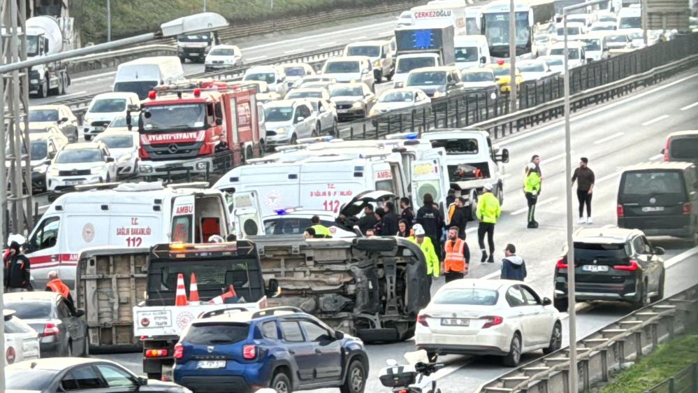 İstanbul'da öğrenci servisi kaza yaptı: 10 yaralı