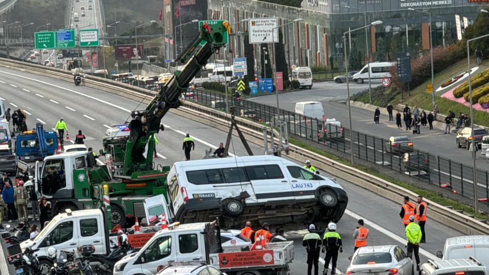 İstanbul'da öğrenci servisi kaza yaptı: 10 yaralı