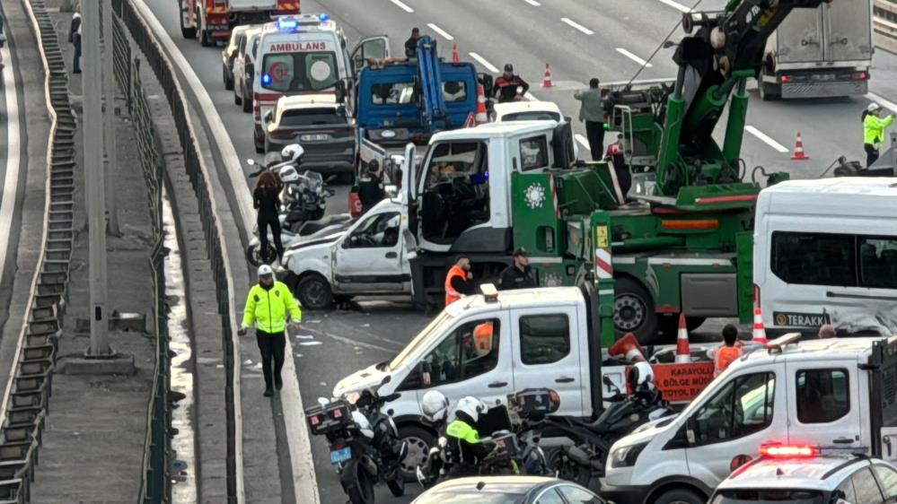 İstanbul'da öğrenci servisi kaza yaptı: 10 yaralı