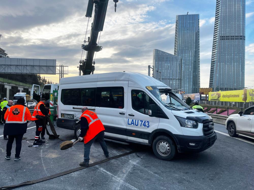 İstanbul'da öğrenci servisi kaza yaptı: 10 yaralı