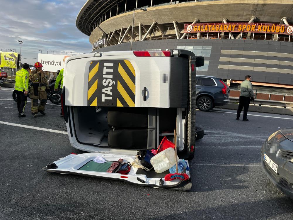 İstanbul'da öğrenci servisi kaza yaptı: 10 yaralı