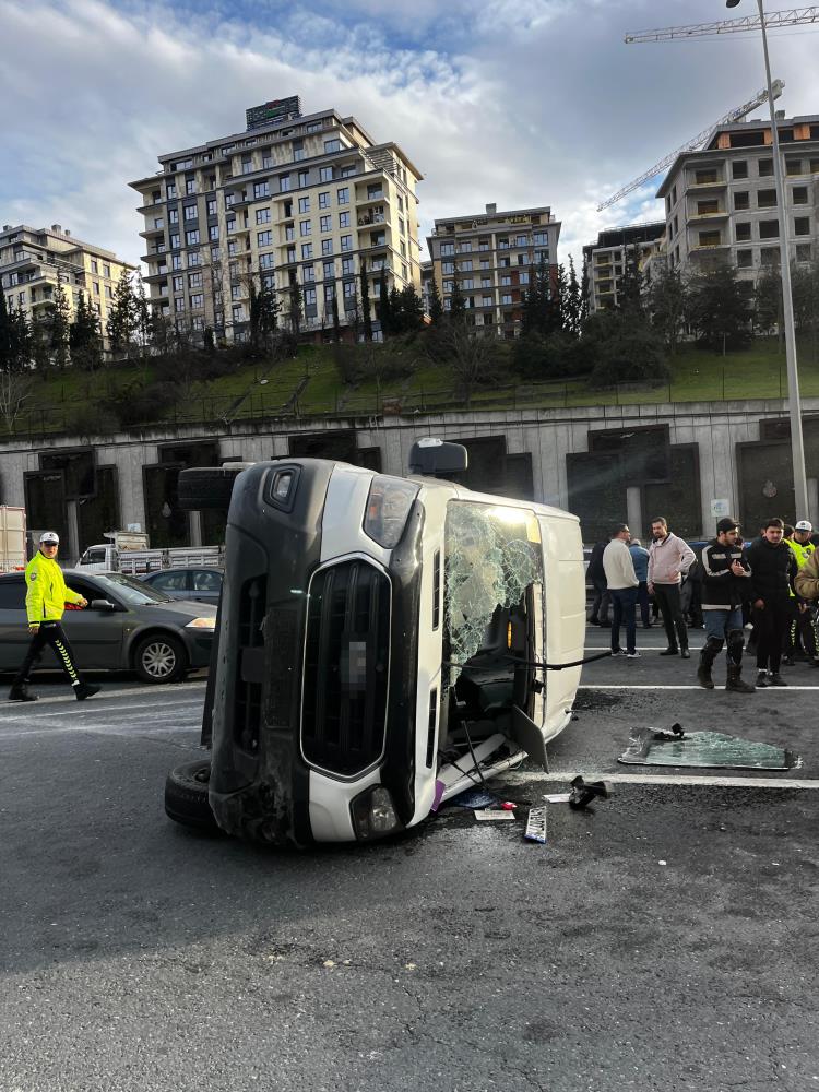 İstanbul'da öğrenci servisi kaza yaptı: 10 yaralı