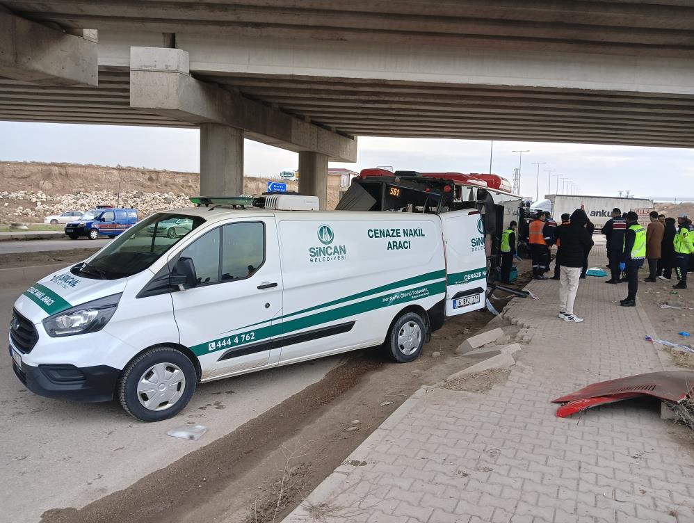 Ankara'da belediye otobüsü ile tırın çarpıştığı kazada 1 kişi öldü, 1 kişi yaralandı