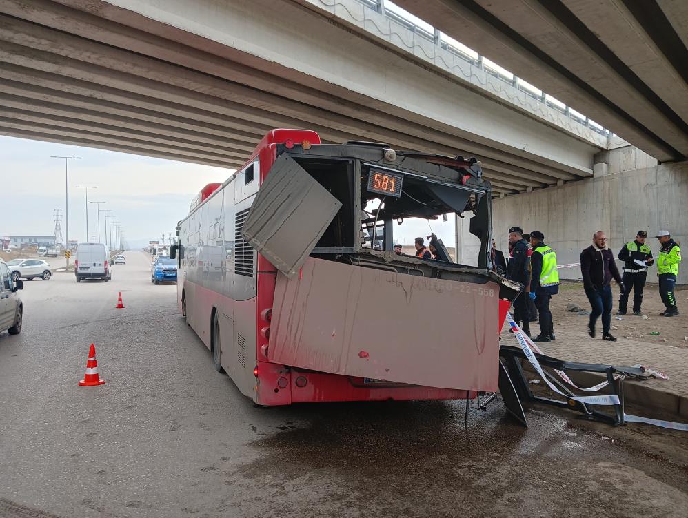 Ankara'da belediye otobüsü ile tırın çarpıştığı kazada 1 kişi öldü, 1 kişi yaralandı-1