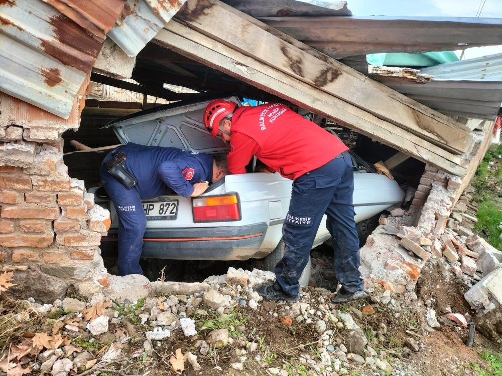 Ege'de kontrolden çıkan otomobil ağıla çarptı: 1 ölü