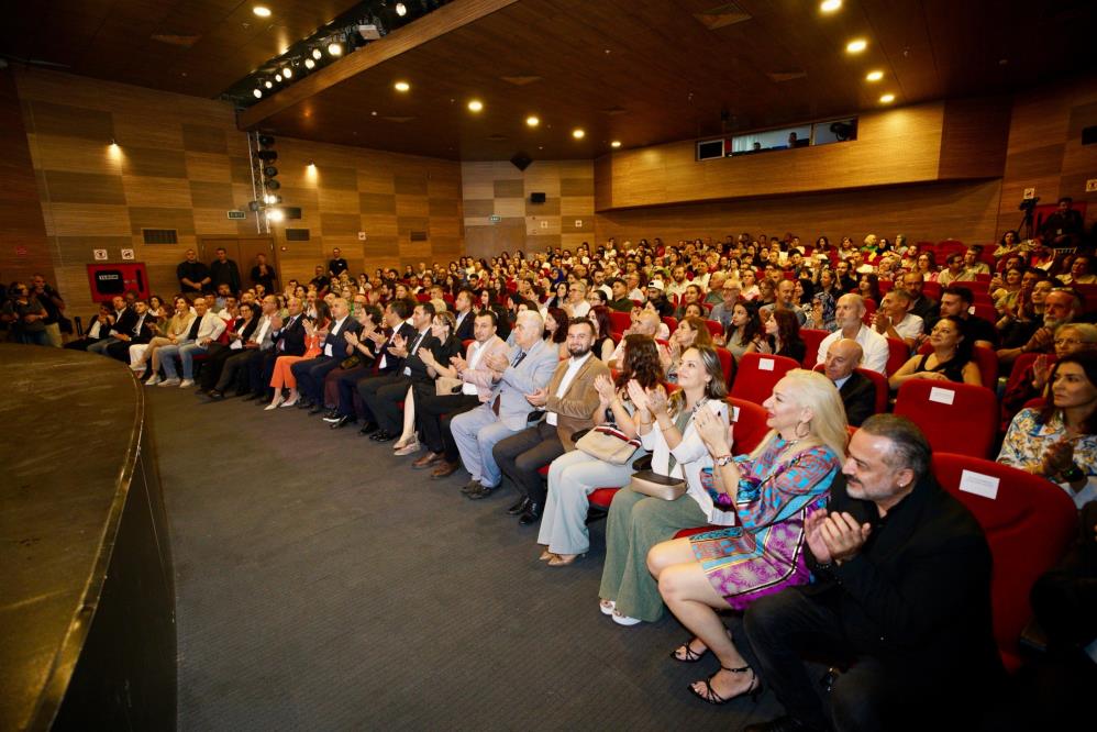 Başkan Zeyrek, “Tiyatro yaşamdır, kültürlerin en güzel anlatım şeklidir”