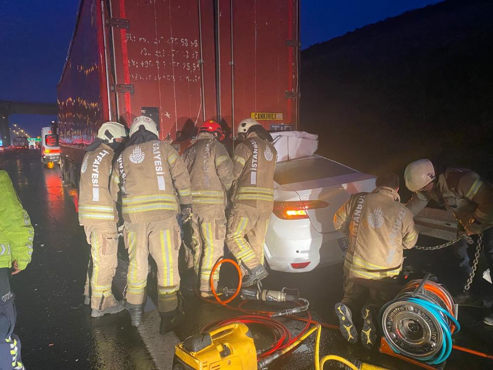 İstanbul'da otomobil, park halindeki tıra çarptı: 1 ölü