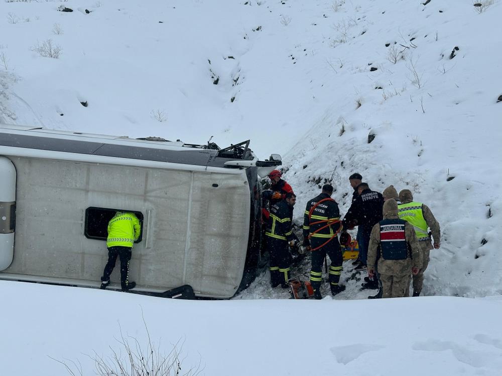 Erzincan'da otobüs şarampole yuvarlandı: 18 yaralı