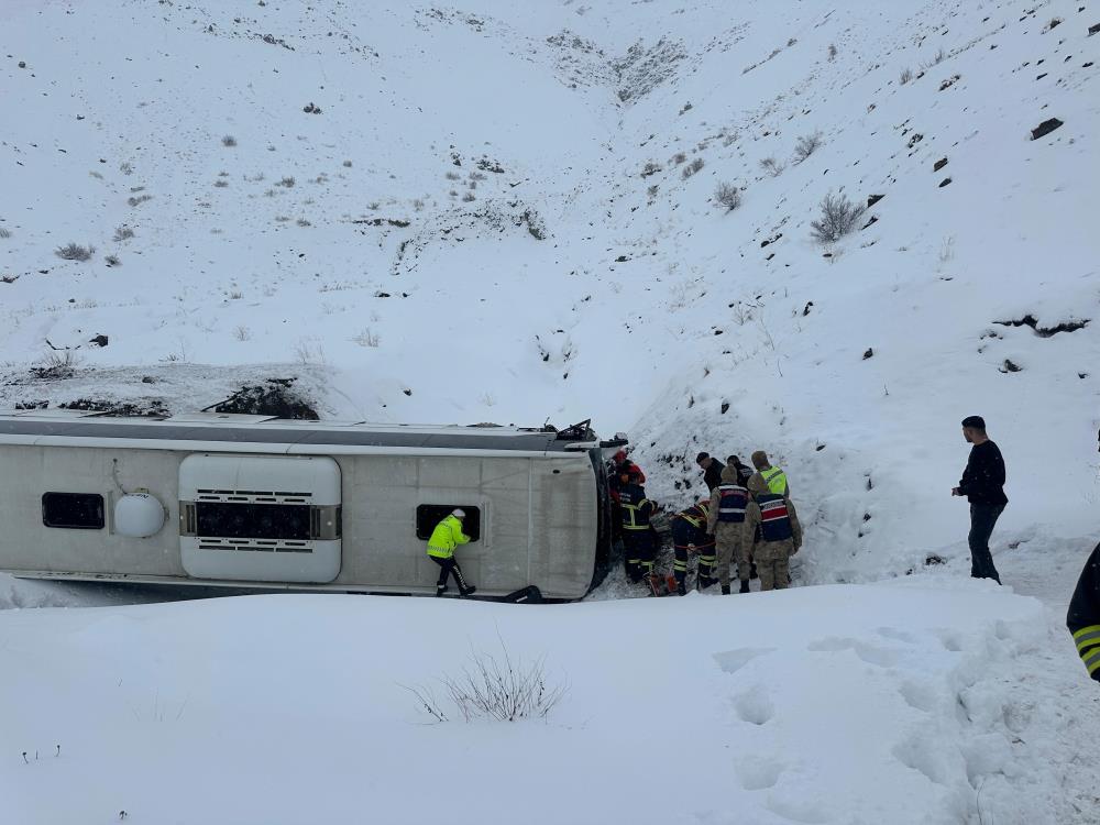 Erzincan'da otobüs şarampole yuvarlandı: 18 yaralı-1