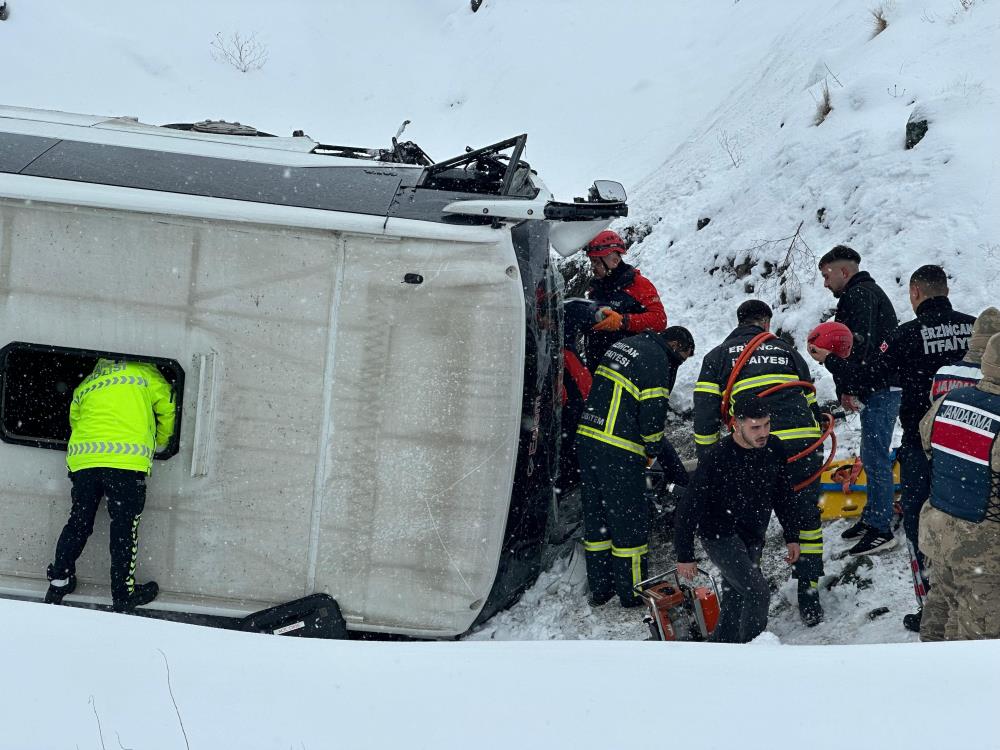 Erzincan'da otobüs şarampole yuvarlandı: 18 yaralı