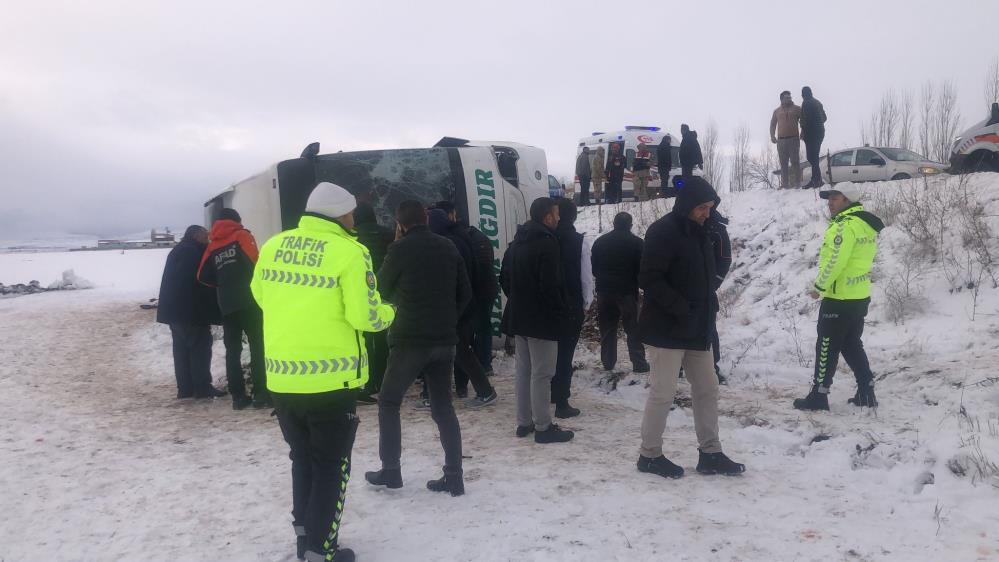 Kars'ta yolcu otobüsü kaza yaptı: 23 yaralı