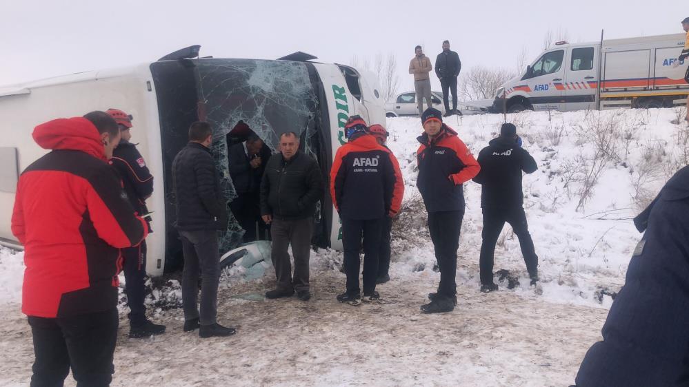 Kars'ta yolcu otobüsü kaza yaptı: 23 yaralı