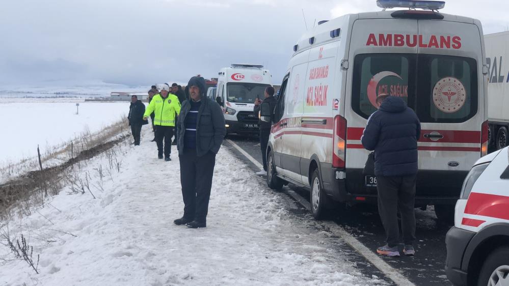 Kars'ta yolcu otobüsü kaza yaptı: 23 yaralı