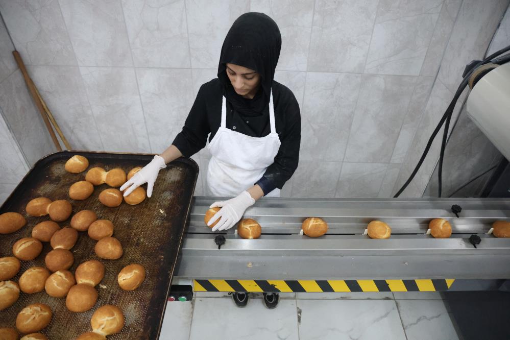 Elazığ'da günlük 35 bin ekmek üreten öğrenciler hem kazanıyorlar hem de öğreniyorlar!