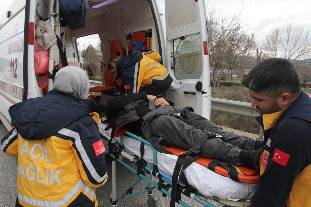 Manisa'da otomobil seyir halindeki araca arkadan çarptı: 1 yaralı