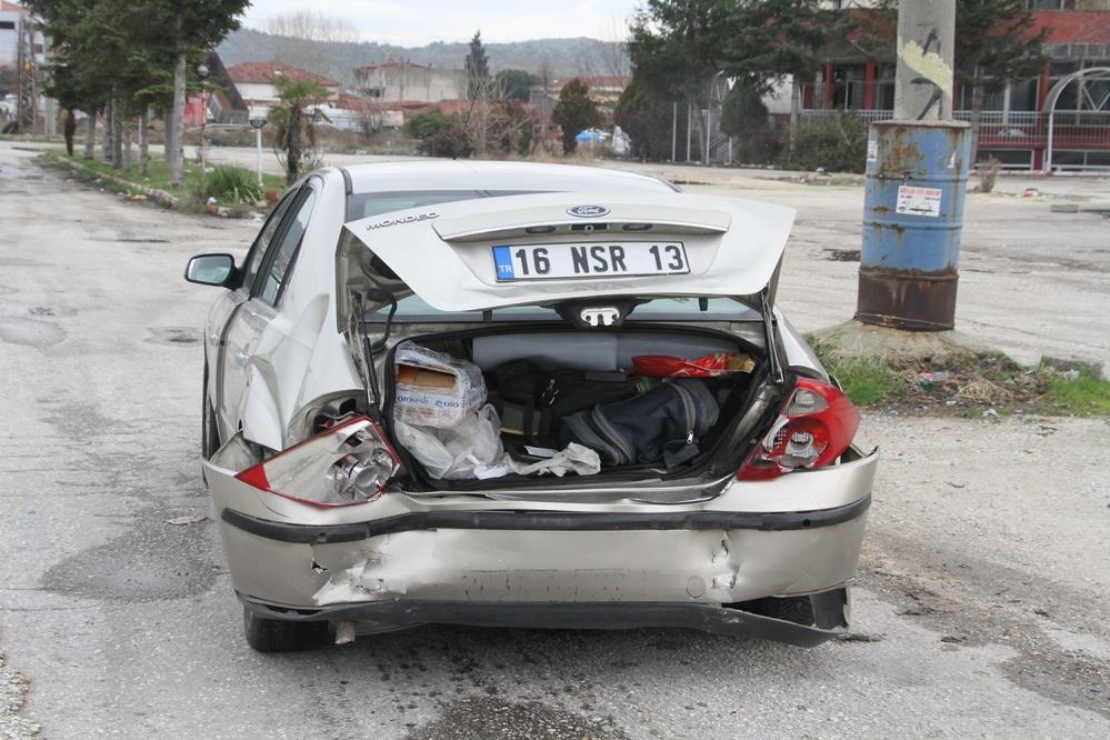 Manisa'da otomobil seyir halindeki araca arkadan çarptı: 1 yaralı