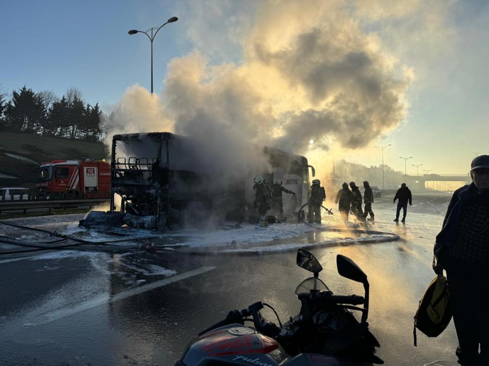 İstanbul'da yolcu otobüsü alev alev yandı!