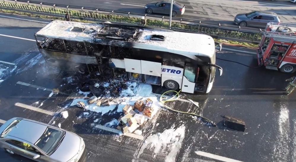 İstanbul'da yolcu otobüsü alev alev yandı!