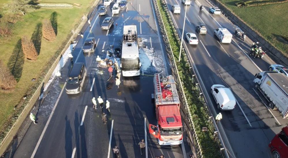 İstanbul'da yolcu otobüsü alev alev yandı!-1