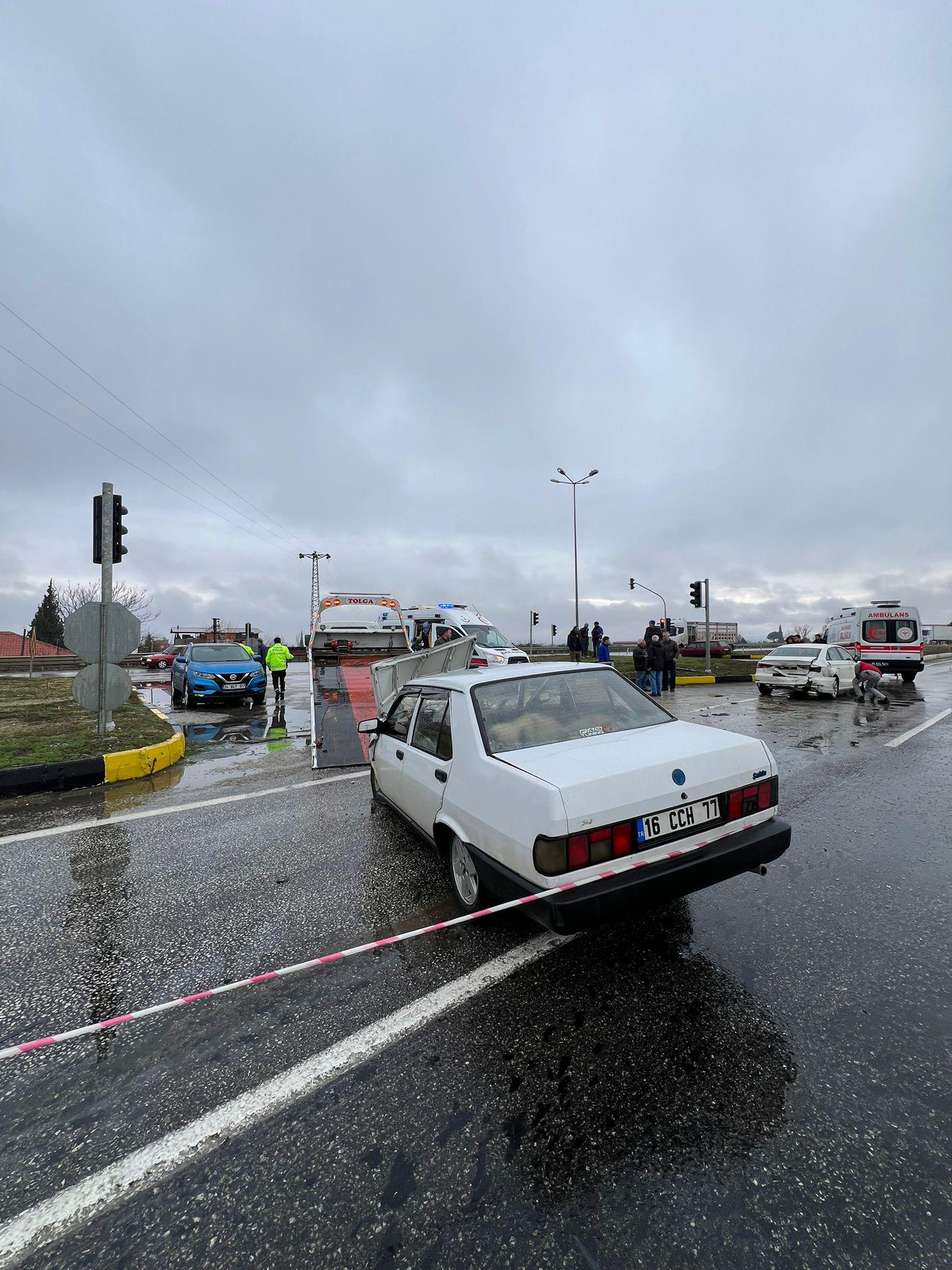 Alaşehir'de Iki Otomobil Çarpıştı 3 Yaralı (1)